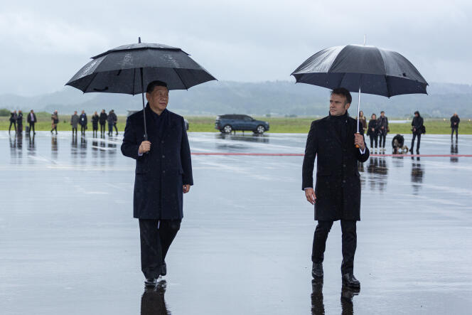 Le président chinois Xi Jinping et Emmanuel Macron à l'aéroport Tarbes-Lourdes Pyrénées, le 7 mai 2024.