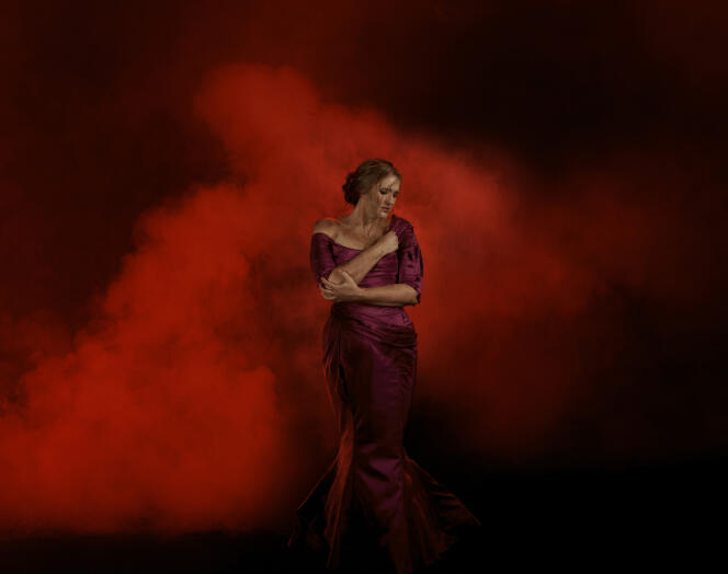 莉兹·戴维森 (Lise Davidsen) 在威尔第的《命运的极限》中饰演利奥诺拉，于 2024 年 2 月在纽约大都会歌剧院上演。