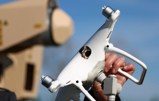 Un drone abattu lors d’un exercice de sécurité en vue des Jeux olympiques sur la base militaire de Vélizy-Villacoublay (Yvelines), le 14 mars 2024.