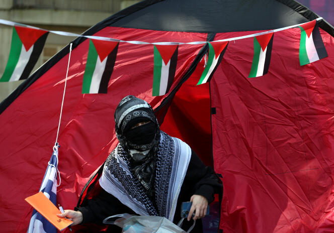 Un manifestant campe devant la School of Oriental and African Studies de Londres alors que des étudiants occupent des campus britanniques en soutien au peuple palestinien, à Londres, le 7 mai 2024. 
