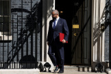 Le ministre de l’intérieur britannique, James Cleverly, sortant de Downing Street, à Londres, le 7 mai 2024. 