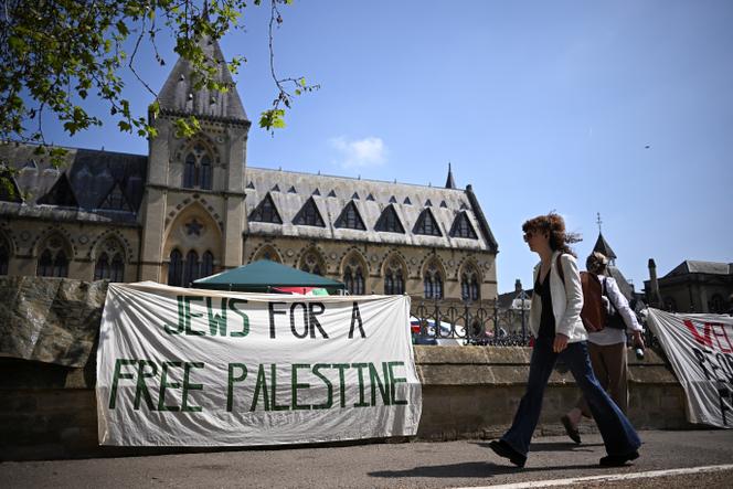 Une banderole propalestienne devant l’université d’Oxford (Royaume-Uni), le 7 mai 2024.