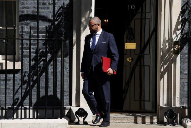 El ministro del Interior británico, James Cleverly, sale de Downing Street en Londres el 7 de mayo de 2024. 