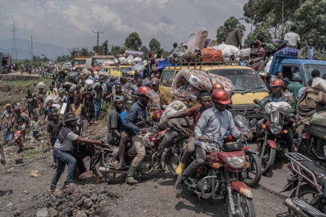 Des personnes fuient le territoire de Masisi à la suite des affrontements entre les rebelles du M23 et les forces gouvernementales congolaises, sur une route près de Sake, le 7 février 2024.