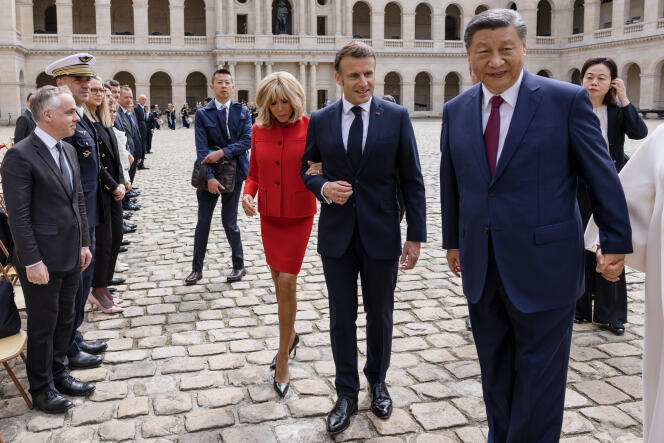 Le président français, Emmanuel Macron, accueille le président de la République populaire de Chine, Xi Jinping, à l’hôtel national des Invalides, à Paris, le 6 mai 2024.