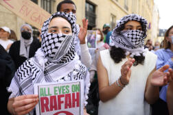 Des étudiants manifestent devant Sciences Po, à Paris, en soutien aux Palestiniens, le 7 mai 2024. 