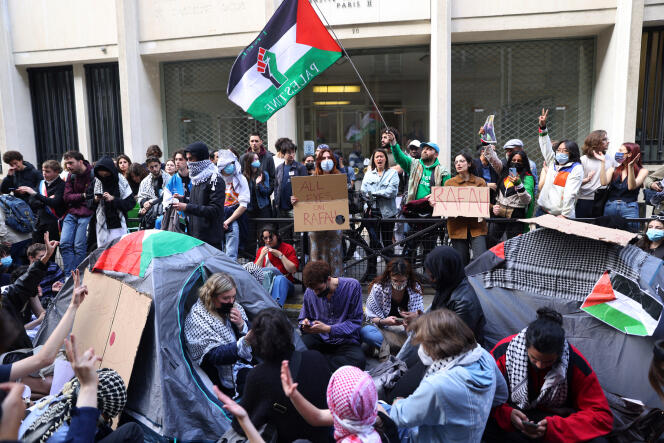 Des étudiants occupent la rue avec des tentes devant le bâtiment de l’université Sciences Po en soutien aux Palestiniens de la bande de Gaza, à Paris, France, le 7 mai 2024. 