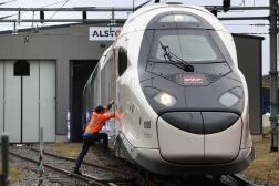 Un TGV InOui 2025, à l’usine Alstom de Belfort, lors du dévoilement de sa livrée, le 29 avril 2024.