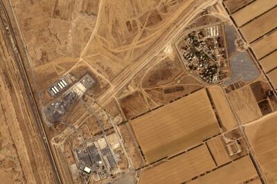 Cette image satellite prise le 3 mai 2024 montre une vue large du poste frontière de Kerem Shalom, entre Israël et la bande de Gaza.