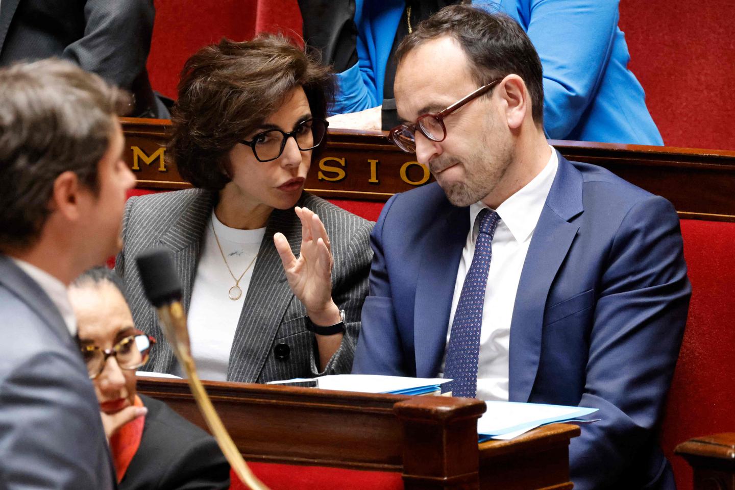 国会議員からの圧力を受け、辞任する会計大臣は期限は守ると確約した。