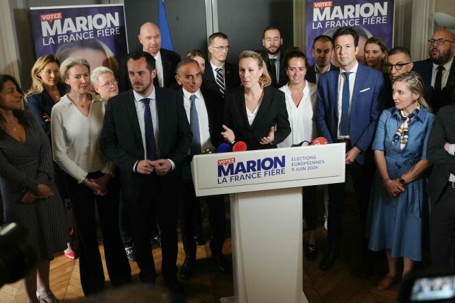 Marion Maréchal, tête de liste du parti d'extrême droite La Reconquête !  pour les élections européennes, prononce un discours, entouré notamment du président du parti Eric Zemmour (à sa droite) et de sa co-candidate Sarah Knafo (à sa gauche) lors de la présentation officielle de la liste à Paris, le 7 mai 2024. 