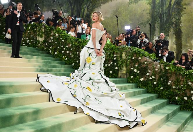 Gigi Hadid dans une robe Thom Browne au MET Gala à New York le 6 mai 2024.