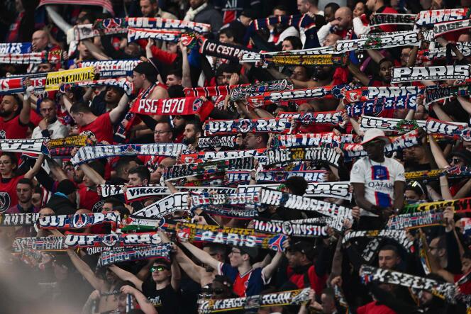 Seguidores del Paris Saint-Germain en las gradas del Parque de los Príncipes, el 7 de mayo de 2024, durante el partido de vuelta de las semifinales de la Liga de Campeones, contra el Dortmund.