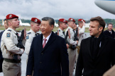 Emmanuel Macron et Xi Jinping, à l’aéroport de Tarbes, Hautes-Pyrénées, le 7 mai 2024.
