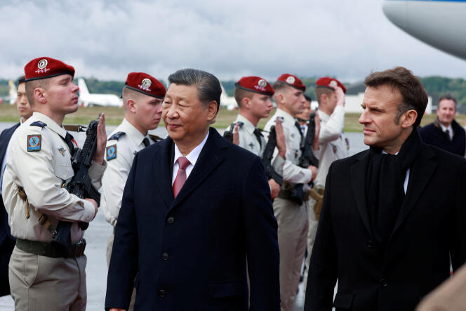 Emmanuel Macron et Xi Jinping, à l'aéroport de Tarbes, Hautes-Pyrénées, le 7 mai 2024.