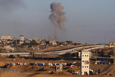 Un bombardement israélien près du mur séparant Rafah de l’Egypte, le 6 mai 2024.