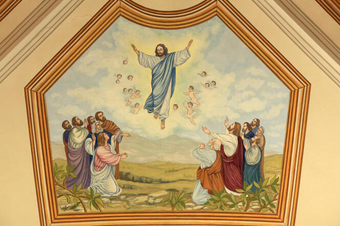 L’Ascension de Jésus-Christ, œuvre peinte sur un mur de l’église Saint-André, à Domancy (Haute-Savoie), en 2019.