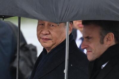 Le président chinois, Xi Jinping, et Emmanuel Macron, à l’aéroport de Tarbes, le 7 mai 2024.
