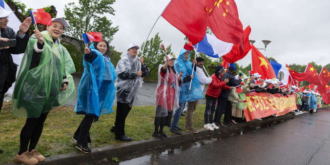 Des sympathisants chinois répartis sur tout le parcours du convoi présidentiel entre l'Aéroport de Tarbes-Lourdes Pyrénées et le Tourmalet, le 7 mai 2024.
