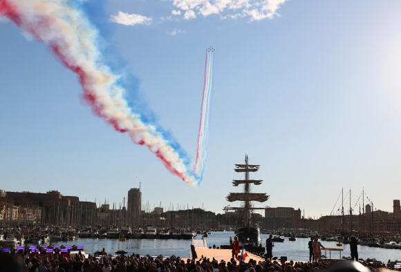 La Patrouille de France est passée au-dessus du Vieux-Port, à Marseille, le 8 mai 2024.