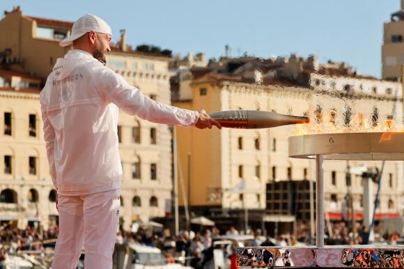 Le rappeur marseillais Jul allume le chaudron olympique, le 8 mai 2024, à Marseille.