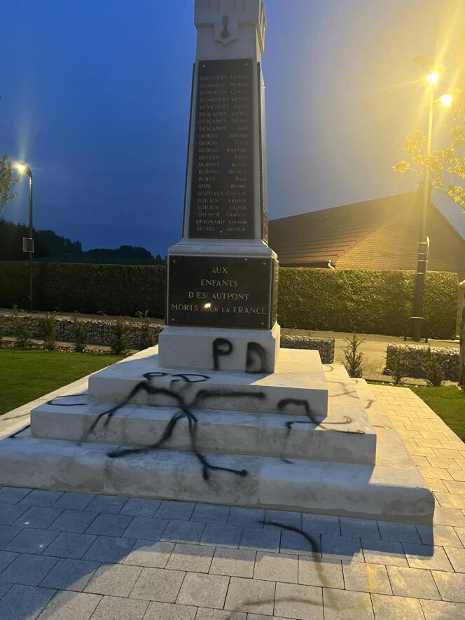 Les inscriptions sur le monument aux morts de la commune d'Escautpont (Nord), sur une photo tirée de la page Facebook de la commune, publiée le 8 mai 2024.
