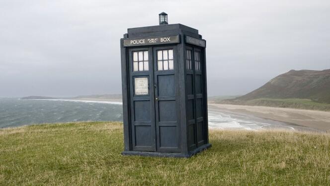 C’est avec cet engin, le Tardis, que le héros de la série « Doctor Who » voyage à travers le temps et l’espace. Il ressemble comme deux gouttes d’eau aux cabines de police qui ponctuaient par le passé les rues britanniques. Mais il est bien plus grand à l’intérieur qu’à l’extérieur.
