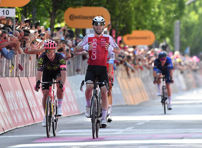 Benjamin Thomas (au centre), à l’arrivée de la 5ᵉ étape du Giro, à Lucques (Italie), le 8 mai 2024. 