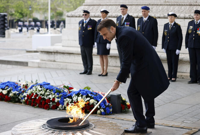 Le président français, Emmanuel Macron, ravive la flamme sur la tombe du Soldat inconnu sous l’Arc de Triomphe, lors d’une cérémonie marquant le 79ᵉ anniversaire de la fin de la seconde guerre mondiale, à Paris, le 8 mai 2024.