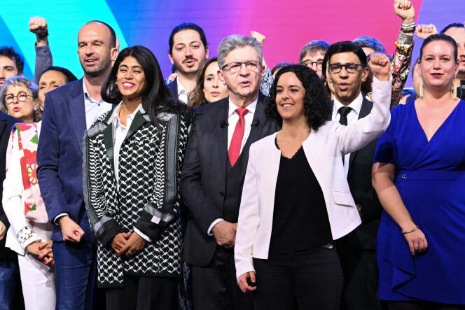 Manon Aubry entourée par Rima Hassan, Jean-Luc Mélenchon et Mathilde Panot, lors de la « Convention de l’union populaire » lançant la campagne de LFI pour les élections européennes, à Villepinte (Seine-Saint-Denis), le 16 mars 2024.
