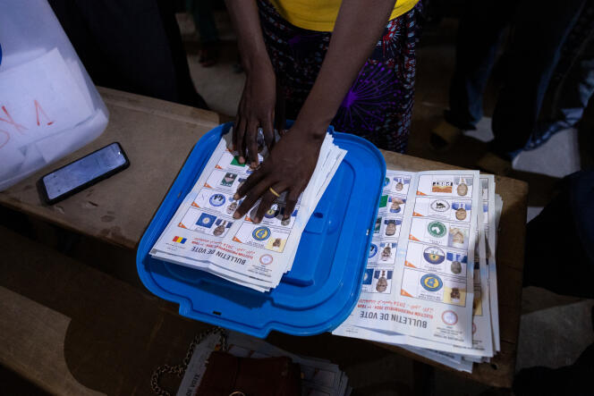 Dépouillement dans un bureau de vote à l’école Abena à N’Djamena le 6 mai 2024, lors de l’élection présidentielle tchadienne.