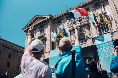 La foule rassemblée devant la mairie de Marseille, à l’occasion de l’arrivée de la flamme olympique, le 8 mai 2024.