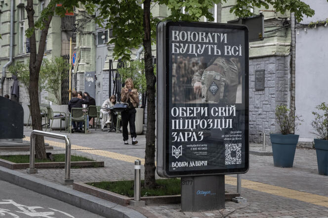 Affiche de propagande pour l’armée ukrainienne à Kiev, le 25 avril 2024.