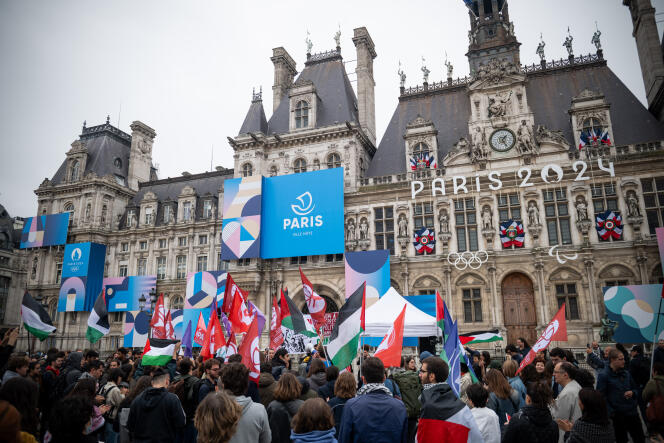 Rassemblement devant l'Hôtel de Ville pour protester contre l'arrestation d'étudiants à la Sorbonne, mardi, et en soutien à la Palestine, à Paris, le 8 mai 2024. 