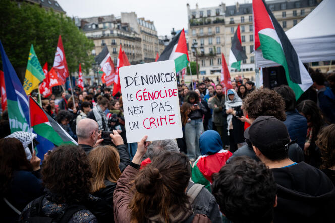 Rassemblement devant l'Hôtel de Ville pour protester contre l'arrestation d'étudiants à la Sorbonne, mardi, et en soutien à la Palestine, à Paris, le 8 mai 2024. 