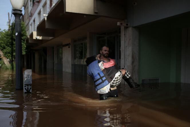 Un voluntario rescata a una mujer de una zona inundada en Porto Alegre, estado de Rio Grande do Sul, Brasil, el 8 de mayo de 2024.