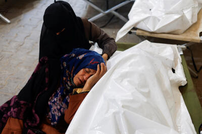 Des femmes pleurent à côté du corps d’un Palestinien tué par des frappes israéliennes à Rafah, dans le sud de la bande de Gaza, le 8 mai 2024.