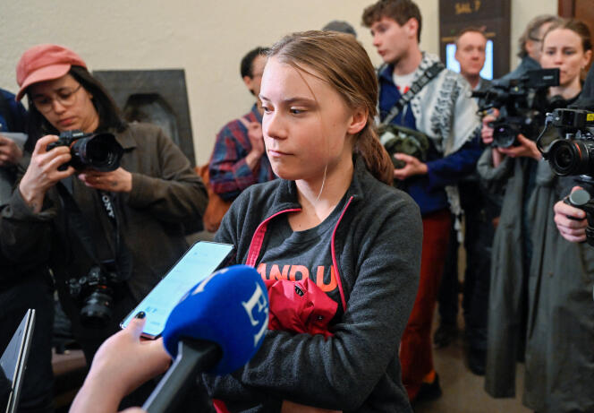 Greta Thunberg habla con periodistas en el tribunal de distrito de Estocolmo, Suecia, el 8 de mayo de 2024.