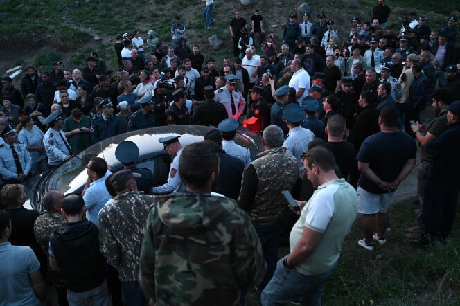 Des Arméniens bloquent une route à l’extérieur de la ville de Tavouch, près de la frontière avec l’Azerbaïdjan, le 26 avril 2024. Des dizaines de manifestants ont bloqué plusieurs routes à travers le pays, y compris dans la capitale, Erevan, pour protester contre les concessions territoriales faites par leur gouvernement à l’Azerbaïdjan.