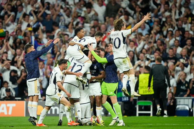 Incluso antes del pitido final, los madrileños, presentes en el campo o suplentes, se fundieron en el césped del Santiago Bernabéu durante el segundo gol de Joselu.  Lo que siguió fue una escena de júbilo entre compañeros, compartida, por algunos, directamente con el público.