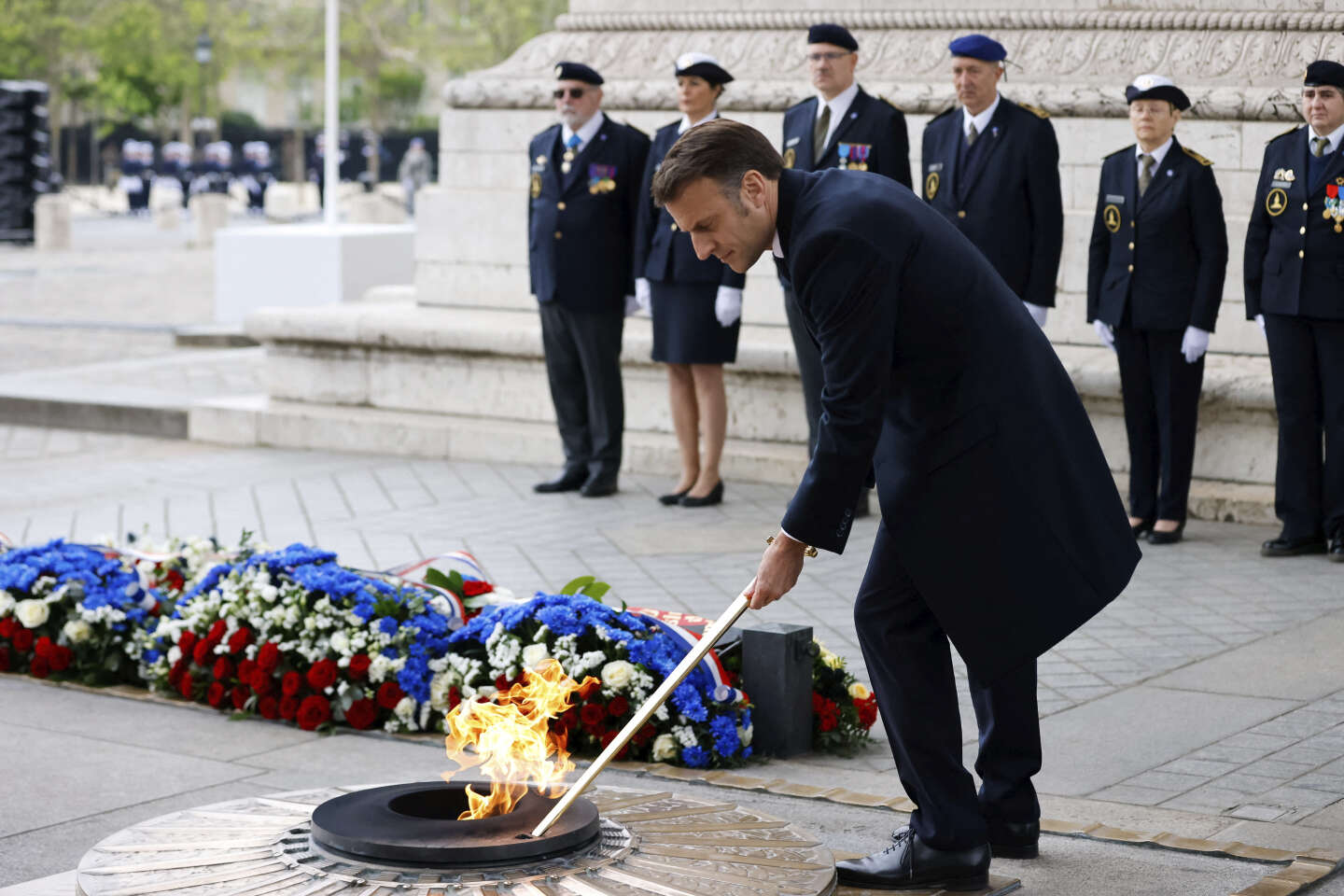 Emmanuel Macron ravive la flamme du soldat inconnu à Paris