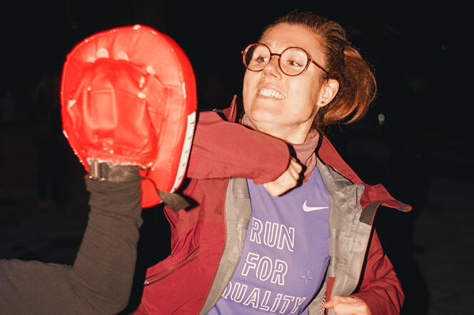 Oriane Filhol pendant un cours de self-defense devant la mairie de Saint-Denis, le 29 mars. 