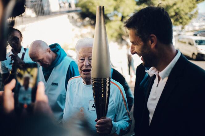 Colette, 83 ans et supportrice de l’OM a récupéré flamme des mains de Basile Boli pour descendre de Notre Dame de la Garde. Tony Estanguet est venue la féliciter. Marseille, le 9 mai 2024.