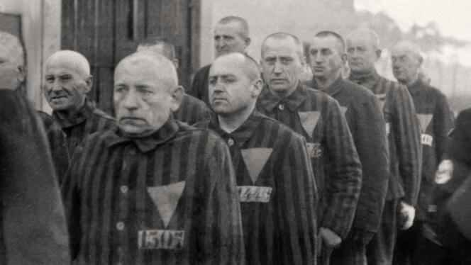 Prisonniers portant le triangle rose au camp de Sachsenhausen, en Allemagne. Image extraite du documentaire « Homosexuels et lesbiennes face au nazisme », de Michel Viotte.