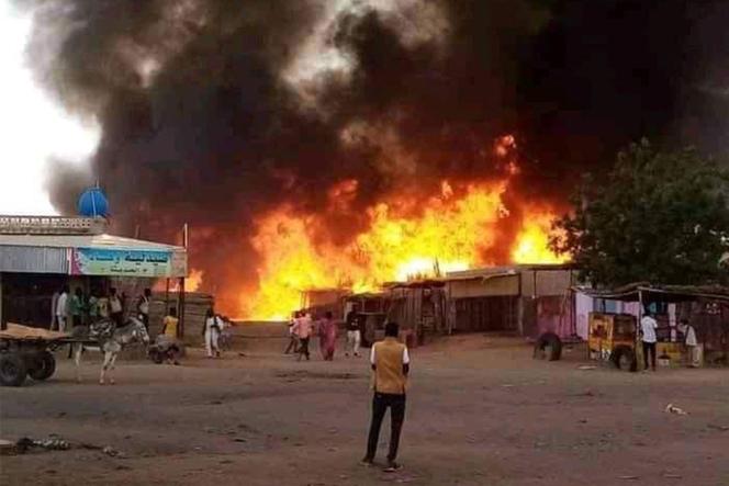 Un incendie ravage un marché au bétail d’El-Fasher, au Soudan, le 1er septembre 2023, après un bombardement des Forces de soutien rapide (FSR).