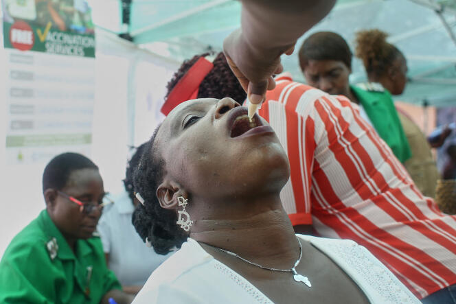 Lors d’une campagne de vaccination contre le choléra à Harare, le 29 janvier 2024.