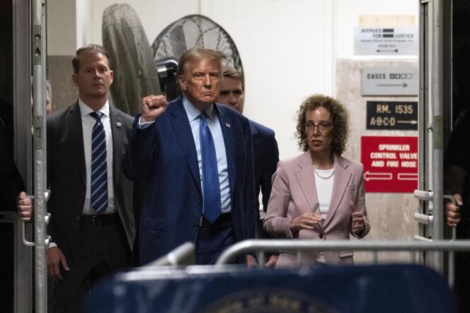 Donald Trump en compagnie de son avocate, Susan Necheles, à la cour criminelle de Manhattan, à New York, le 9 mai 2024. 