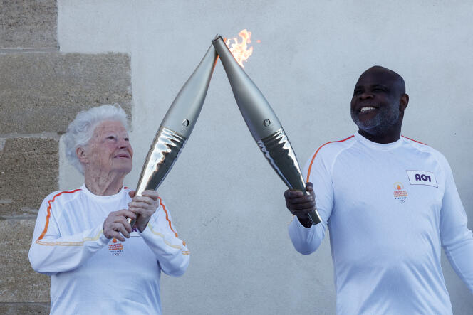 Basile Boli, légende du football marseillais, et Colette Cataldo, supportrice historique de l’OM, le 9 mai 2024, à Marseille, lors du relais de la flamme olympique. 
