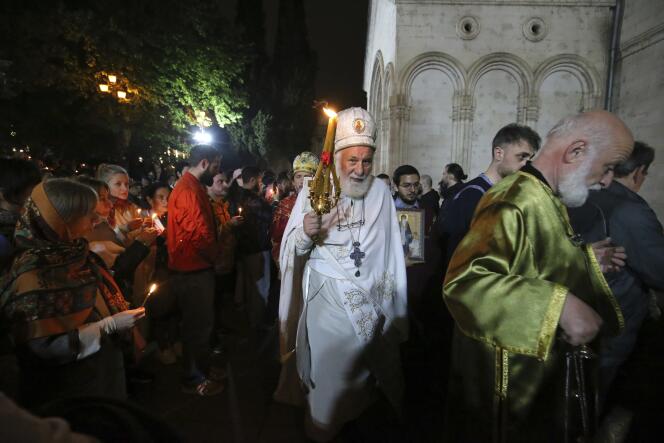 Un prêtre de l’Eglise orthodoxe, lors d’un service religieux célébrant la Pâque orthodoxe, à la cathédrale de la Trinité, à Tbilissi, le 5 mai 2024.