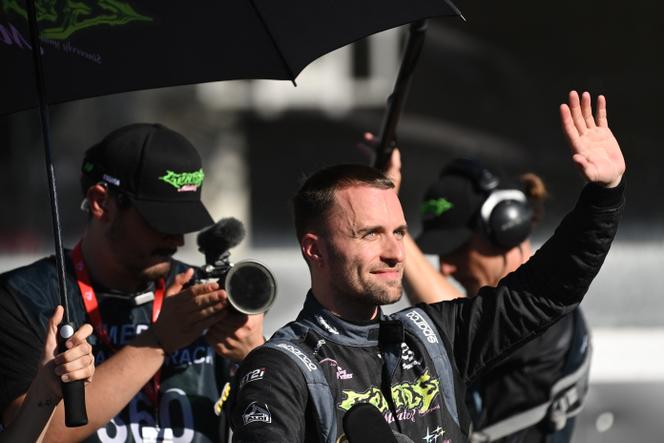 Le youtubeur français Lucas Hauchard, alias Squeezie, salue avant la course du GP Explorer de voitures F4 sur le circuit Bugatti du Mans, le 9 septembre 2023.